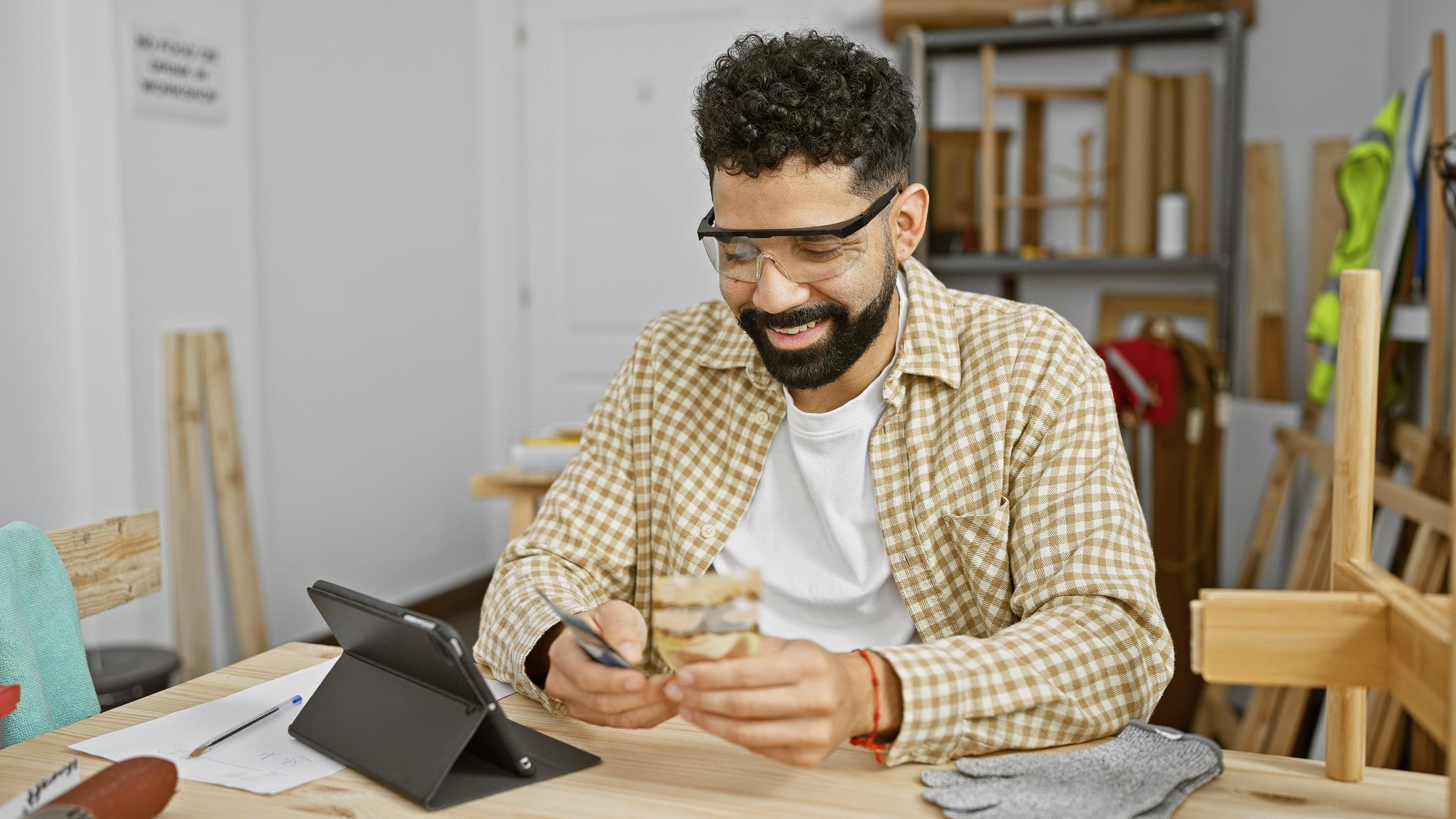 bearded-man-getting-paid-through-multiple-sources-of-income-in-canada