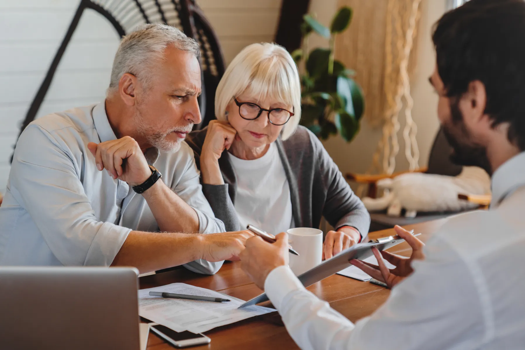 financial-advisor-explaining-rrsp-benefits-to-client-with-retirement-chart