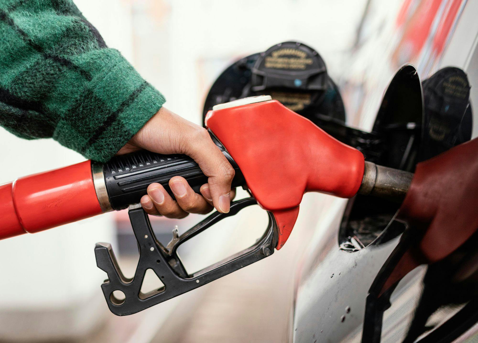 6 Easy Ways Canadians Can Save Money on Gas