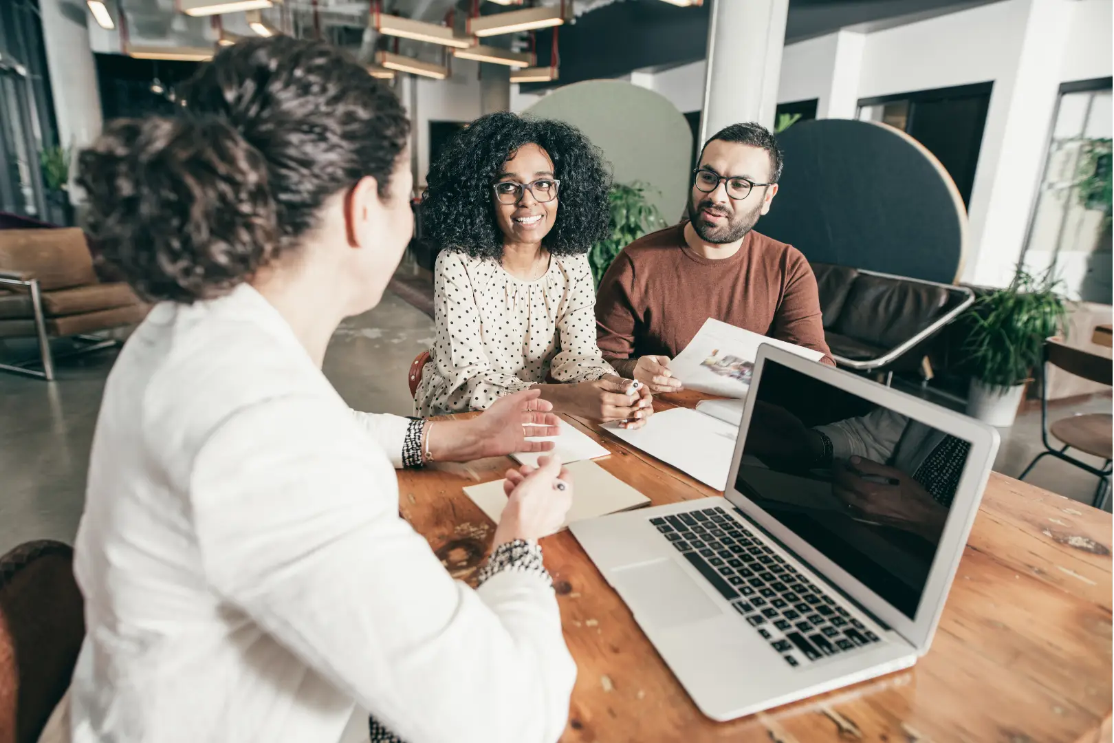 couple-meeting-with-banker-to-discuss-mortgage-options-in-Canada