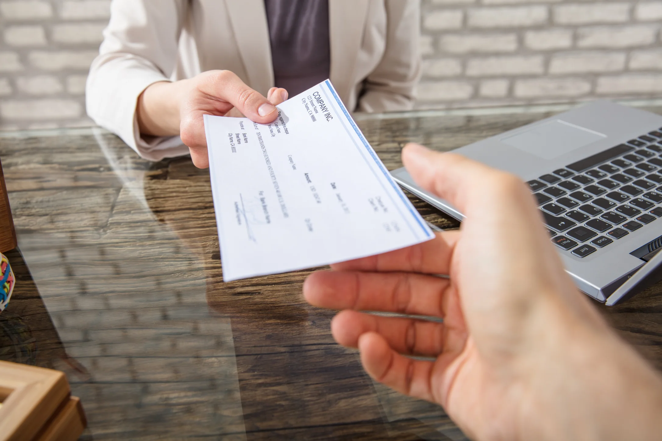 do-stores-still-accept-cheques-in-Canada