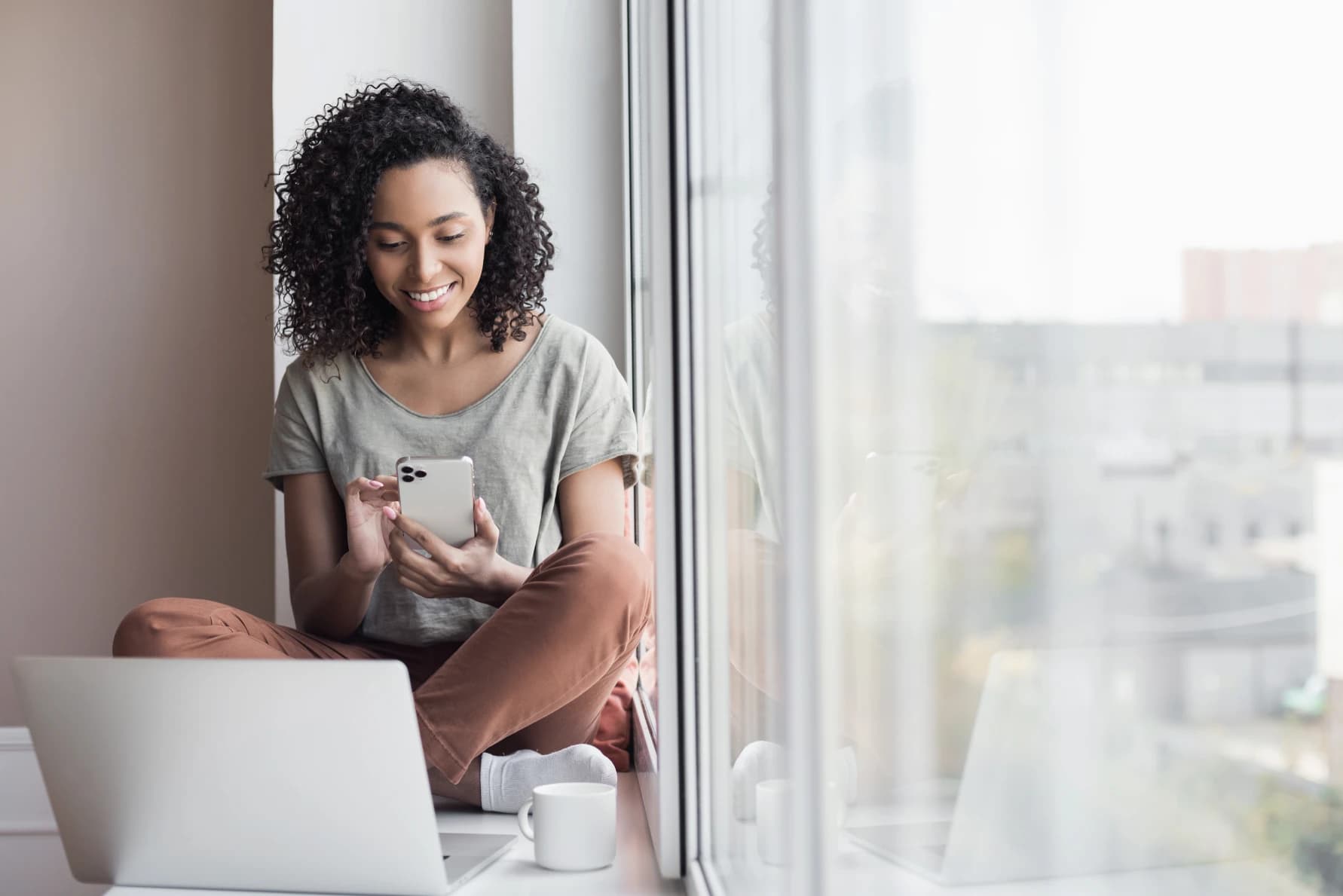canadian-working-from-home-on-profitable-side-gig-using-laptop-and-smartphone